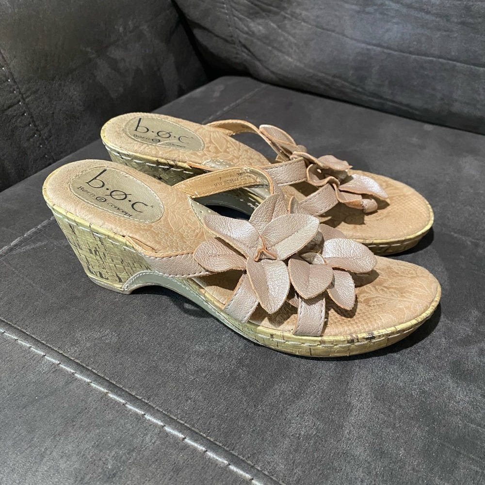 B.O.C. Born Concepts Women's Vivienne Champagne Flower Wedge Sandal Size 7 - Picture 3 of 10